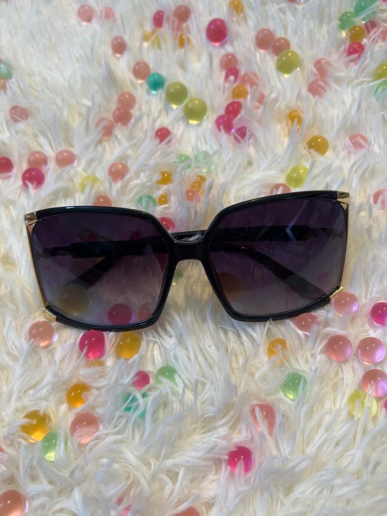 Dress U Up Oversize Black Ladies Sunglass - Image 3